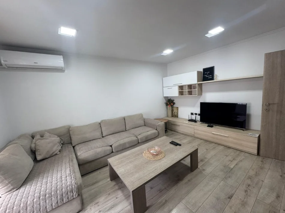 Tirane, jepet me qera apartament 2+1+Ballkon Kati 4, 80 m² 600 € (Në Qendër të Tiranës)