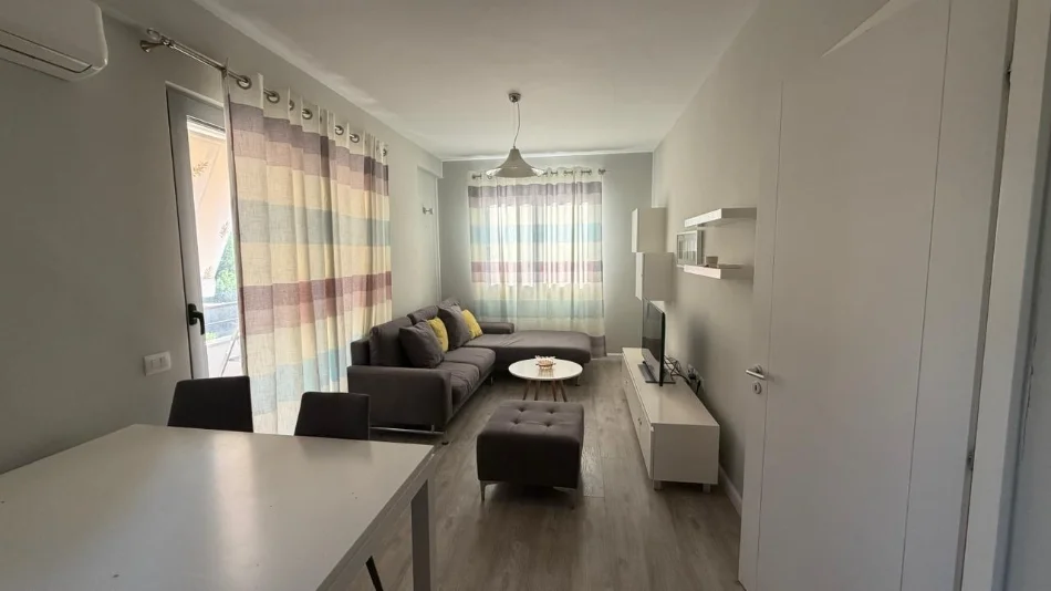 Tirane, jepet me qera apartament 2+1+Ballkon Kati 4, 80 m² 690 € (Liqeni i Thate)