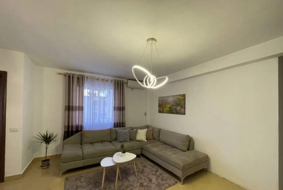 Tirane, jepet me qera apartament 2+1+Ballkon Kati 4, 83 m² 750 € (SHESHI SKENDERBEJ)