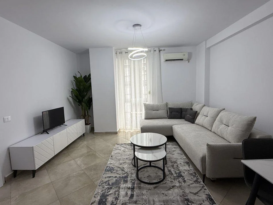Tirane, jepet me qera apartament 2+1+Ballkon Kati 4, 85 m² 1.000 € (RRUGA E BARRIKADAVE)
