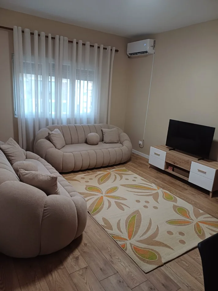 Tirane, jepet me qera apartament 2+1+Ballkon Kati 4, 85 m² 750 € (Brryli)
