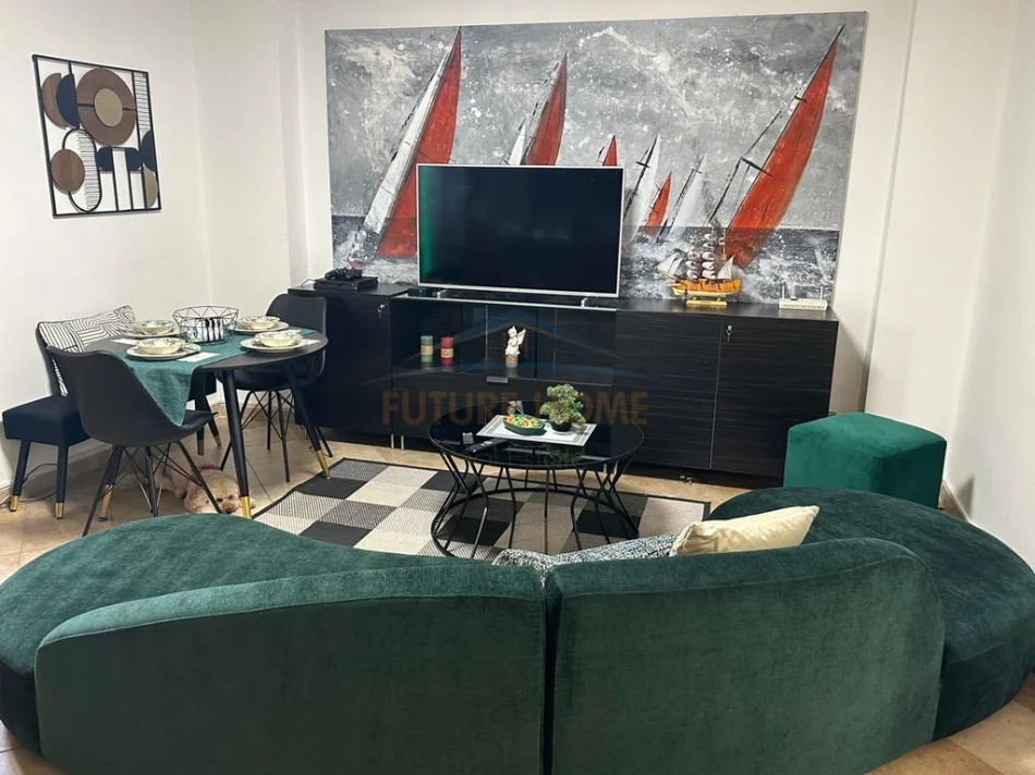 Tirane, jepet me qera apartament 2+1+Ballkon Kati 4, 85 m² 860 € (Pazari i Ri)