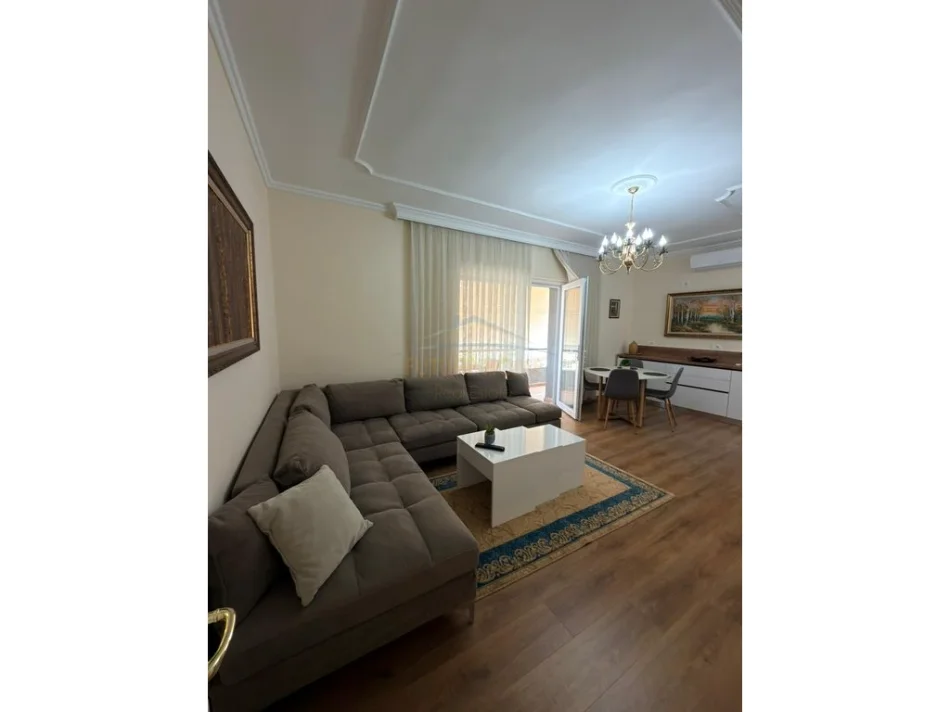 Tirane, jepet me qera apartament 2+1+Ballkon Kati 4, 88 m² 1.000 €