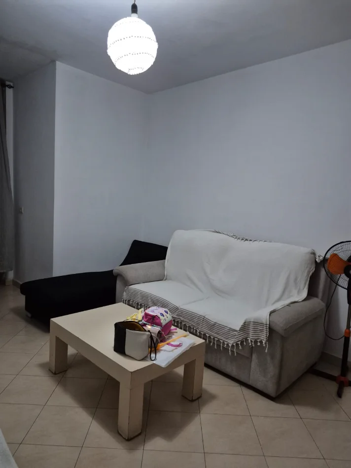 Tirane, jepet me qera apartament 2+1+Ballkon Kati 4, 90 m² 400 € (2 palmat)