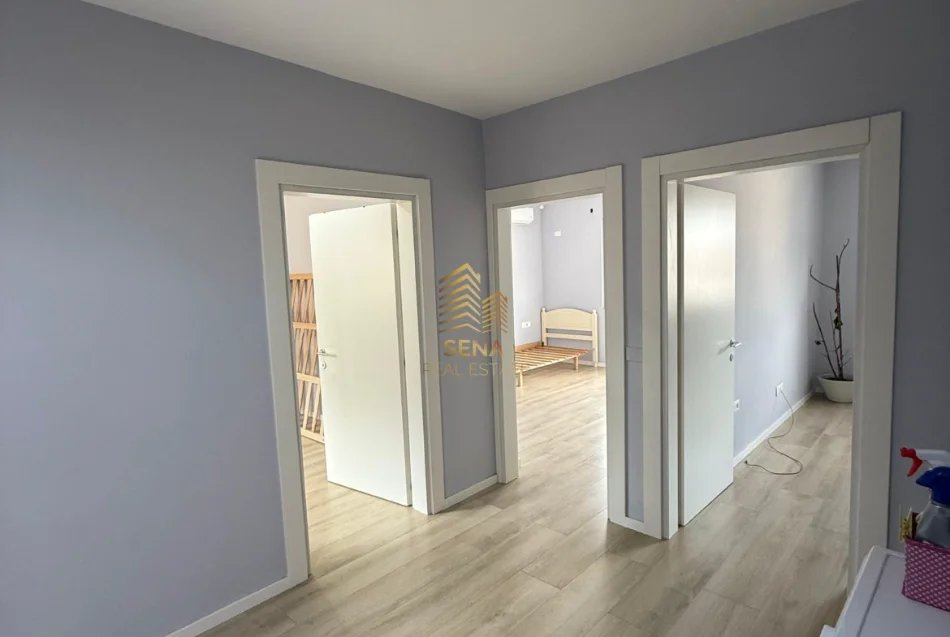 Tirane, jepet me qera apartament 2+1+Ballkon Kati 4, 90 m² 600 € (Pazari i Ri)