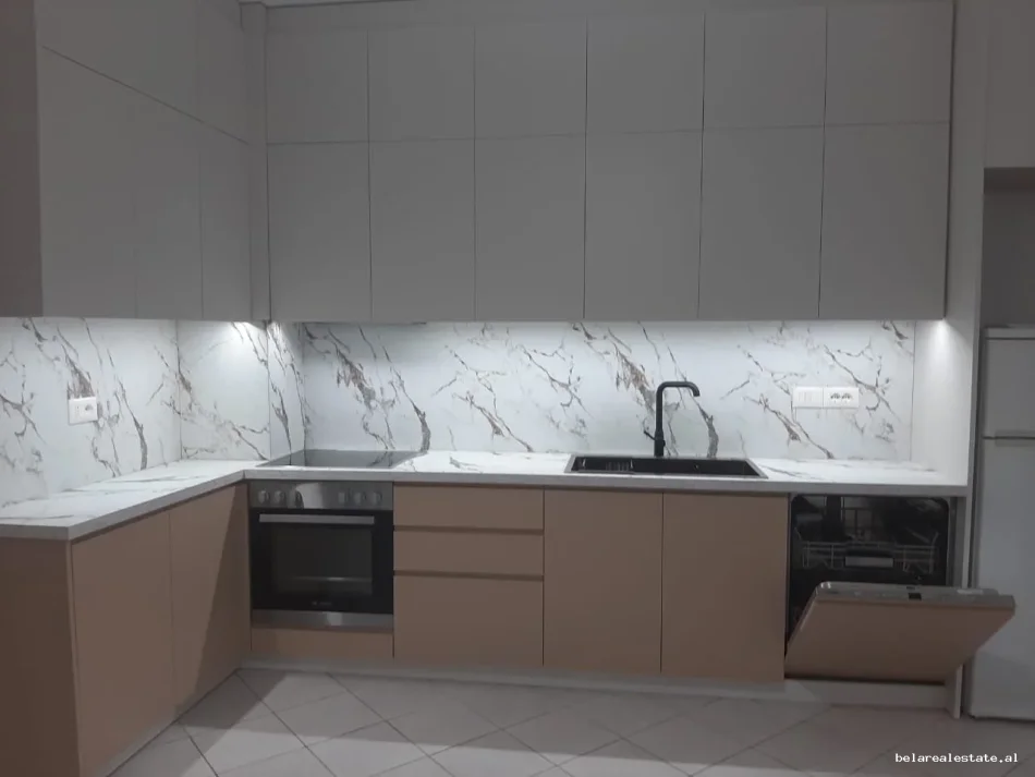Tirane, jepet me qera apartament 2+1+Ballkon Kati 4, 95 m² 650 € (Astir)