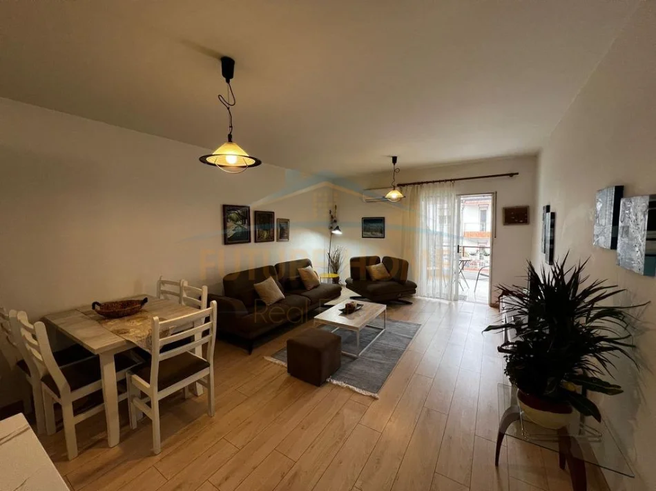Tirane, jepet me qera apartament 2+1+Ballkon Kati 4, 95 m² 850 € (Komuna Parisit)