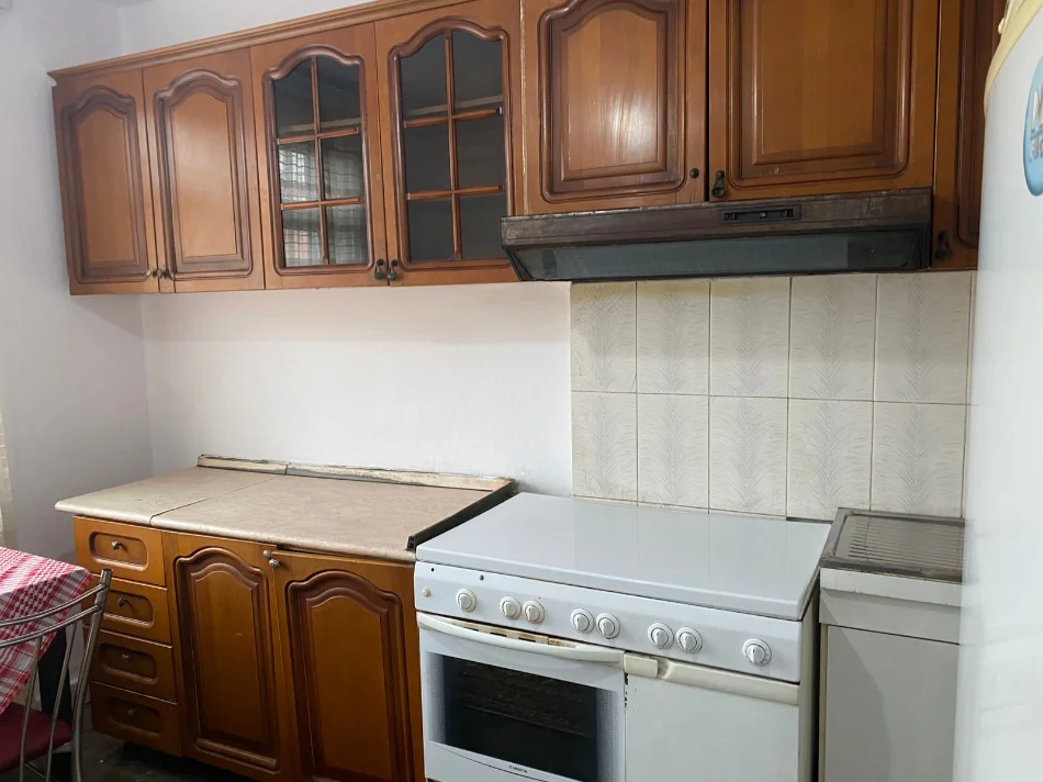 Tirane, jepet me qera apartament 2+1+Ballkon Kati 4, 96 m² 400 € (ne rrugen Dibres tek Medreseja Tirane)