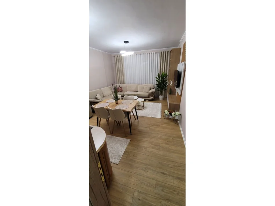 Tirane, jepet me qera apartament 2+1+Ballkon Kati 4, 98 m² 880 €