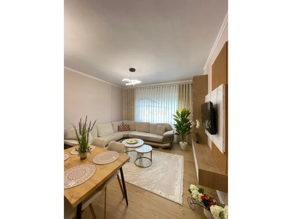Tirane, jepet me qera apartament 2+1+Ballkon Kati 4, 98 m² 900 € (Komuna e parisit)