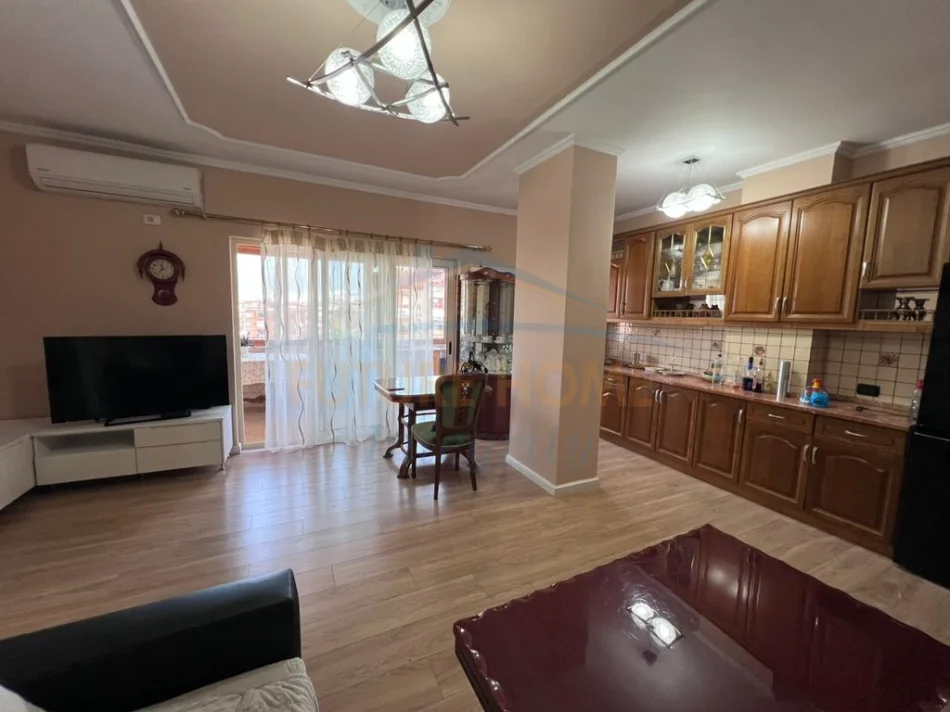 Tirane, jepet me qera apartament 2+1+Ballkon Kati 5, 102 m² 630 € (xhamlliku)