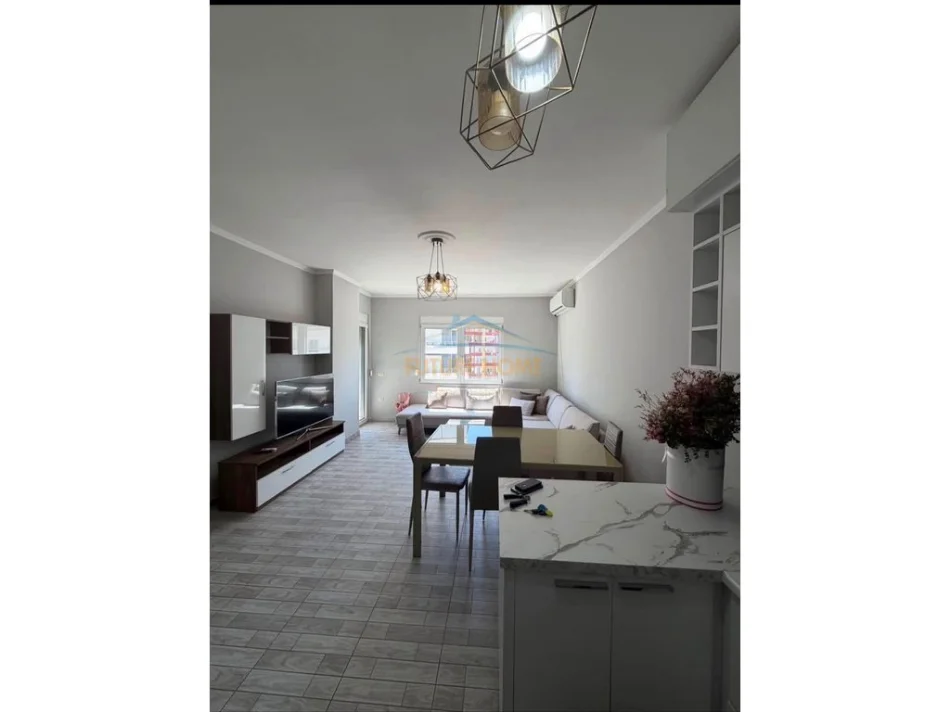 Tirane, jepet me qera apartament 2+1+Ballkon Kati 5, 110 m² 600 € (Unaza e Re)