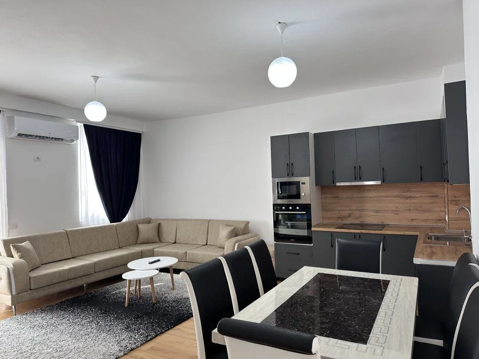 Tirane, jepet me qera apartament 2+1+Ballkon Kati 5, 113 m² 600 € (astir)