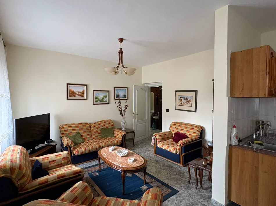 Tirane, jepet me qera apartament 2+1+Ballkon Kati 5, 68 m² 500 € (Xhamia e Tabakeve/Rr.Shyqyri Ishmi)