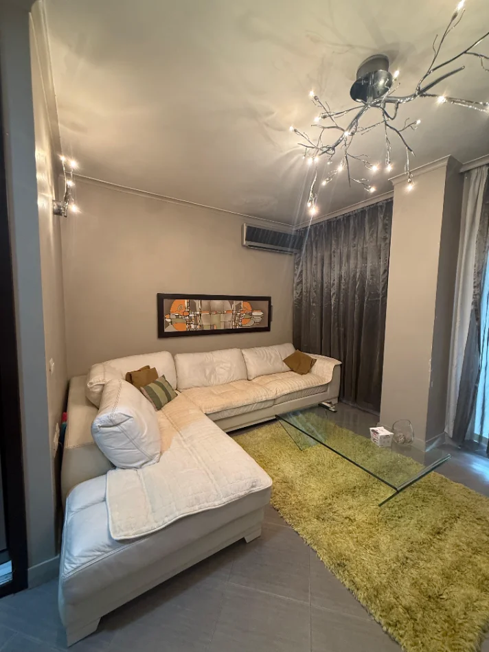 Tirane, jepet me qera apartament 2+1+Ballkon Kati 5, 750 € (Komuna e Parisit)