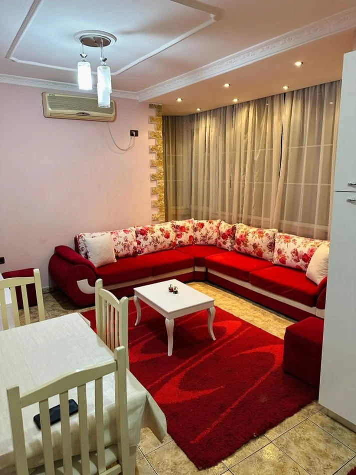 Tirane, jepet me qera apartament 2+1+Ballkon Kati 5, 80 m² 600 € (RRUGA E KAVAJES)