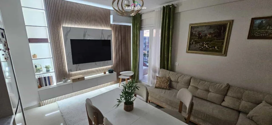 Tirane, jepet me qera apartament 2+1+Ballkon Kati 5, 80 m² 630 €