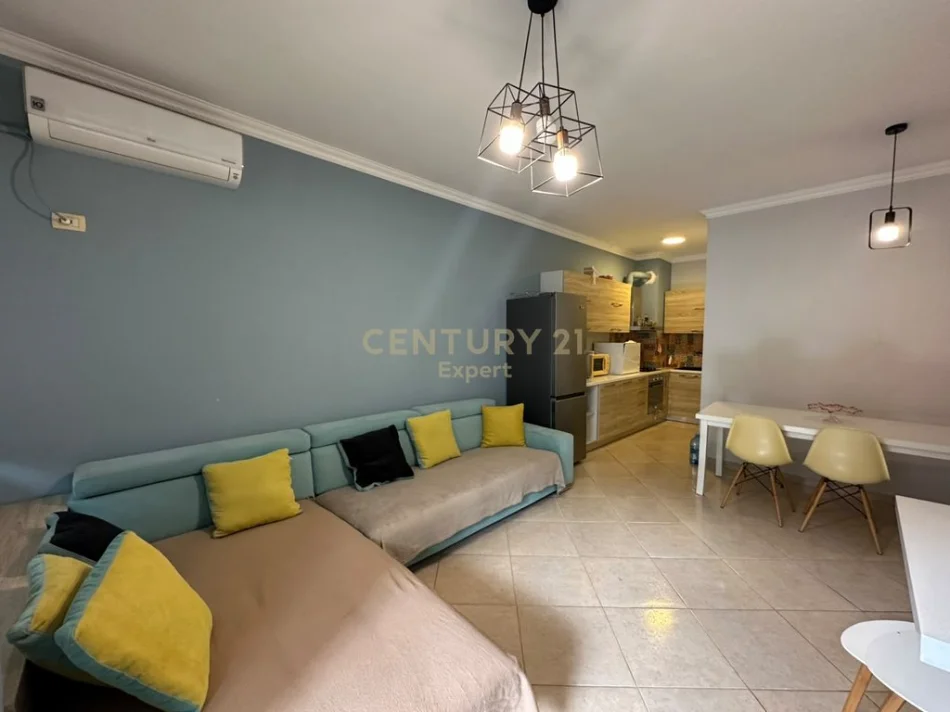 Tirane, jepet me qera apartament 2+1+Ballkon Kati 5, 90 m² 550 € (Yzberisht)