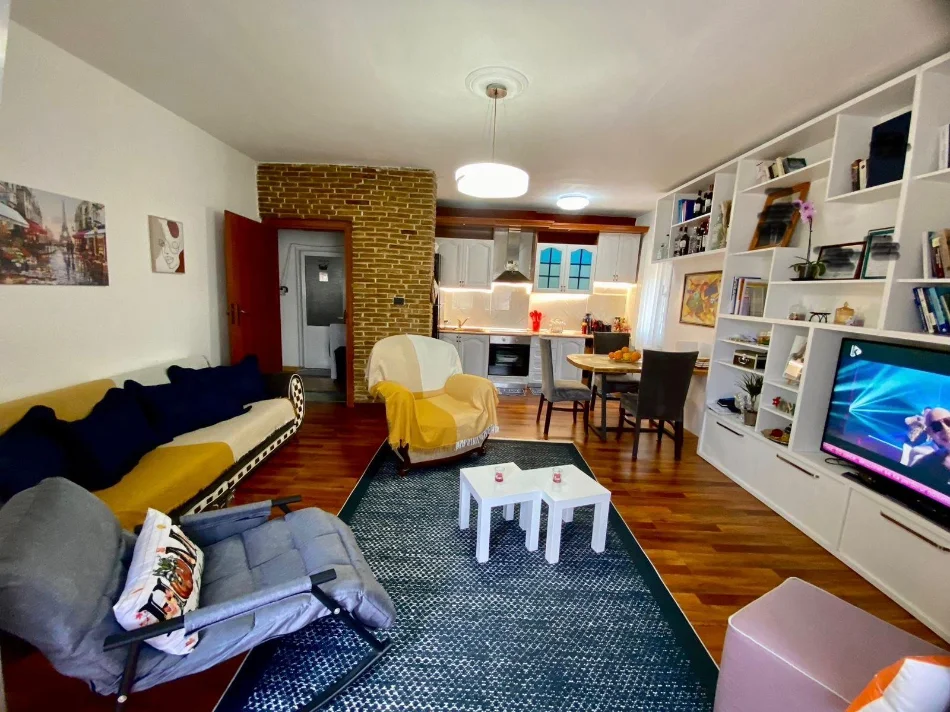 Tirane, jepet me qera apartament 2+1+Ballkon Kati 5, 90 m² 600 € (Ali Demi)