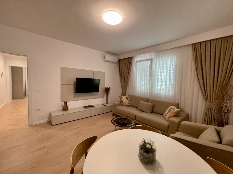 Tirane, jepet me qera apartament 2+1+Ballkon Kati 5, 90 m² 950 € (Rruga e Kavajës, pranë Kishës Ortodokse)