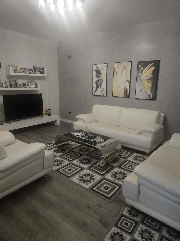 Tirane, jepet me qera apartament 2+1+Ballkon Kati 5, 94 m² 500 € (YZBERISHT)