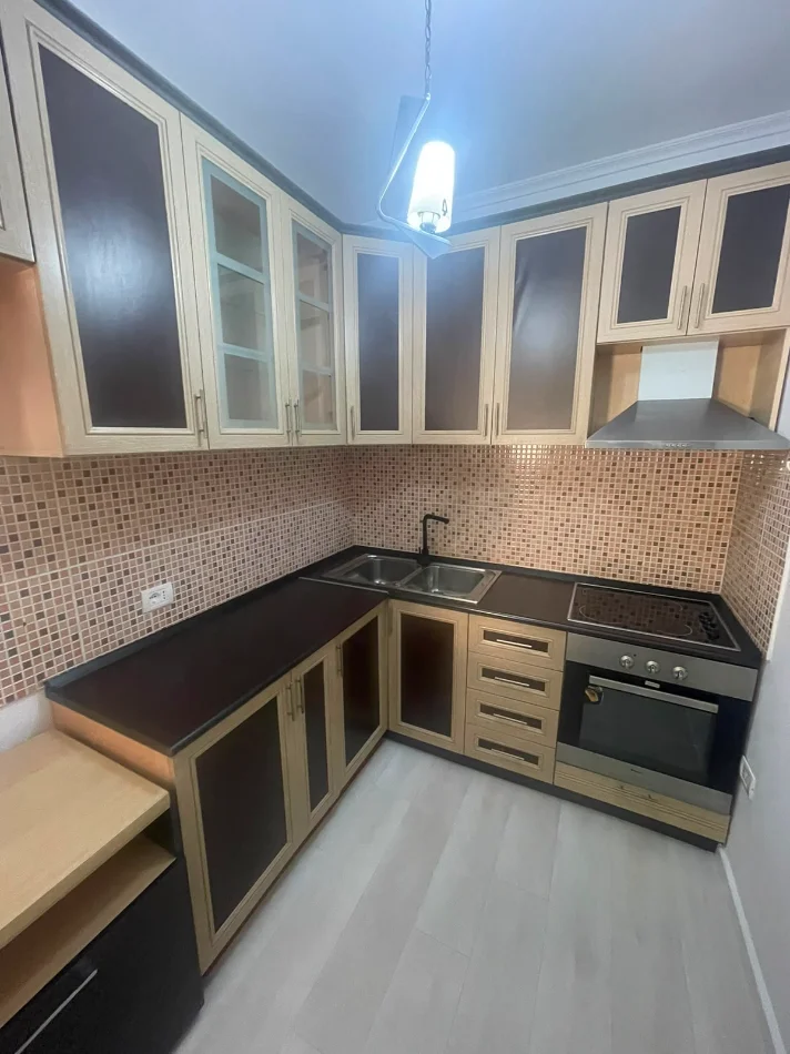 Tirane, jepet me qera apartament 2+1+Ballkon Kati 5, 95 m² 650 € (Ish parku, perballe Delijorgjit)