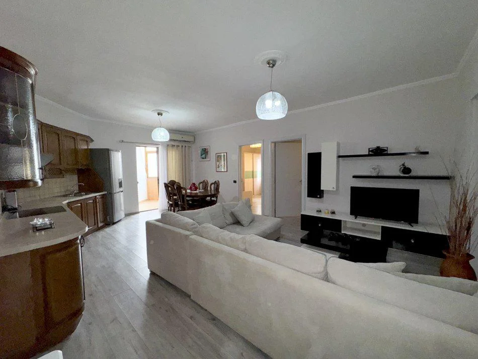 Tirane, jepet me qera apartament 2+1+Ballkon Kati 5, 95 m² 650 € (KOMUNA E PARISIT)