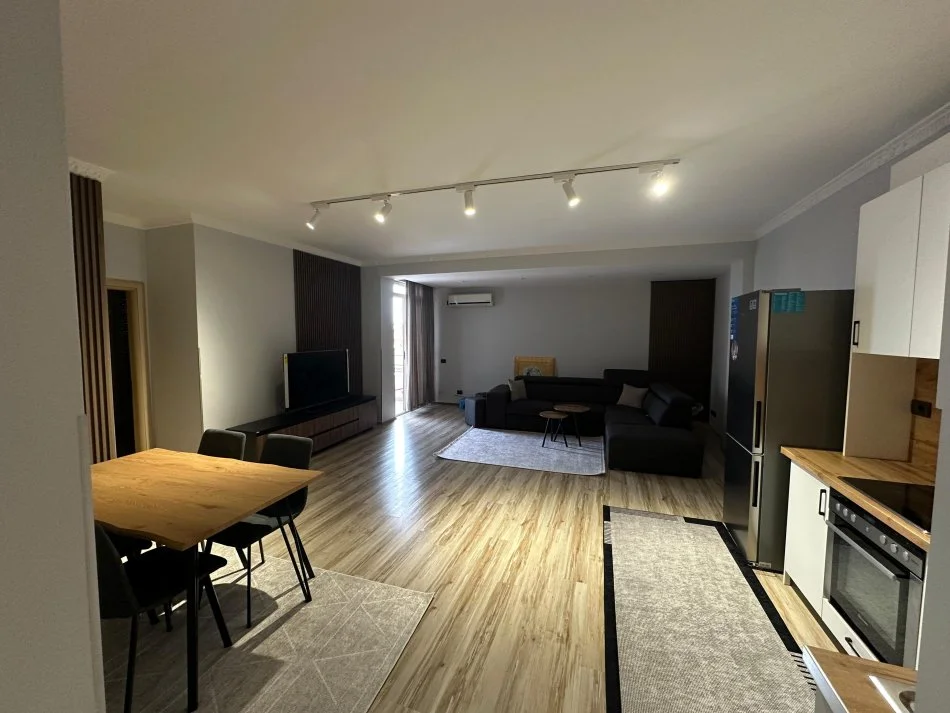 Tirane, jepet me qera apartament 2+1+Ballkon Kati 5, 95 m² 700 € (KOPSHTI BOTANIK)