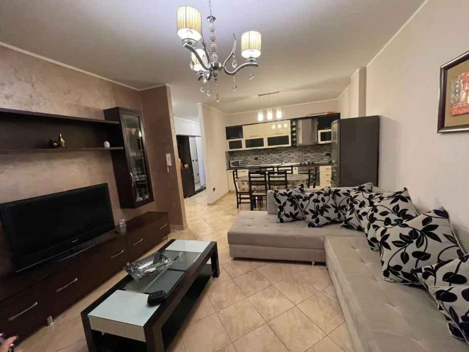 Tirane, jepet me qera apartament 2+1+Ballkon Kati 6, 120 m² 700 € (PORCELAN)