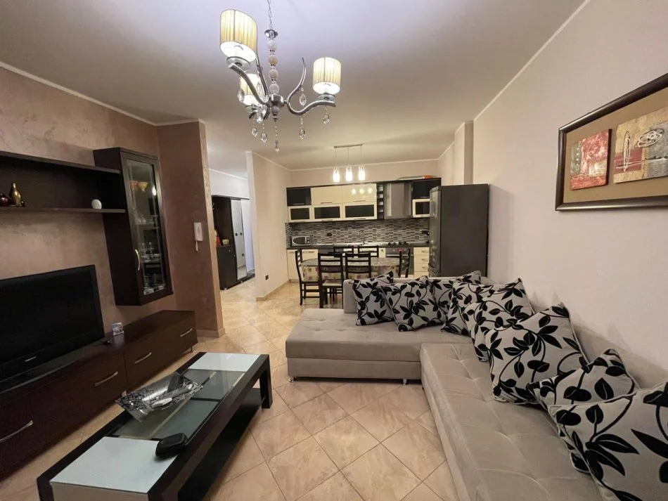 Tirane, jepet me qera apartament 2+1+Ballkon Kati 6, 120 m² 820 € (XHAMLLIK)