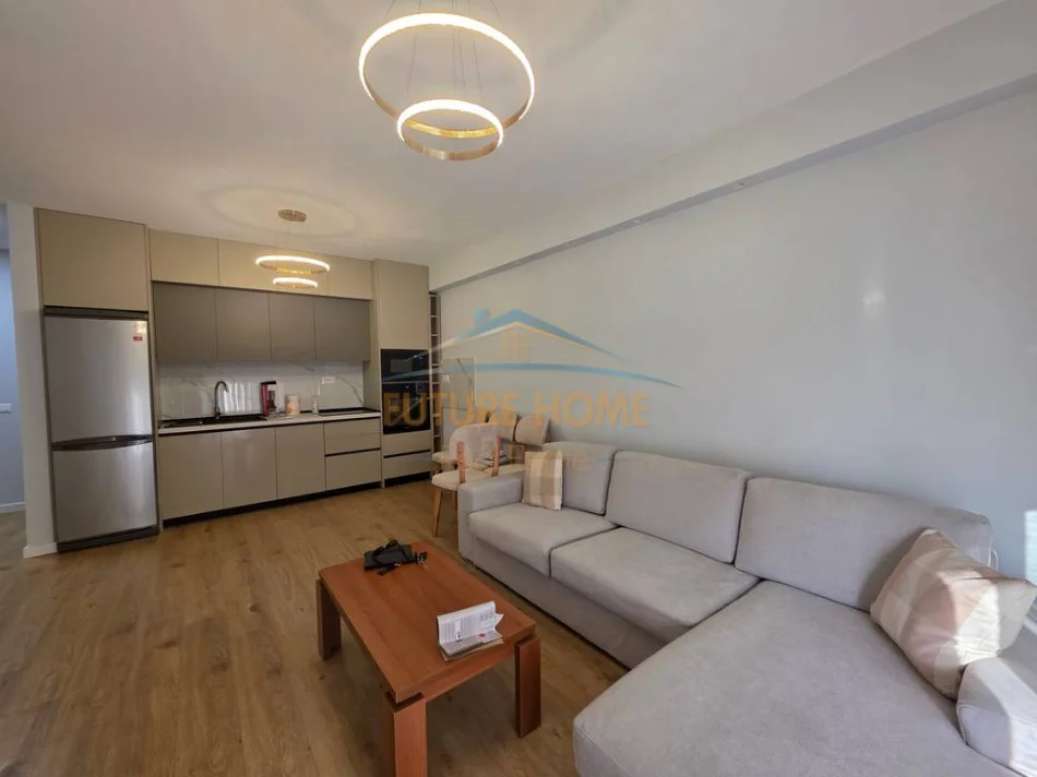 Tirane, jepet me qera apartament 2+1+Ballkon Kati 6, 82 m² 800 € (Komuna Parisit)