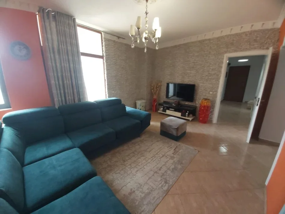 Tirane, jepet me qera apartament 2+1+Ballkon Kati 6, 90 m² 550 € (Ish Tregu Elektrik)