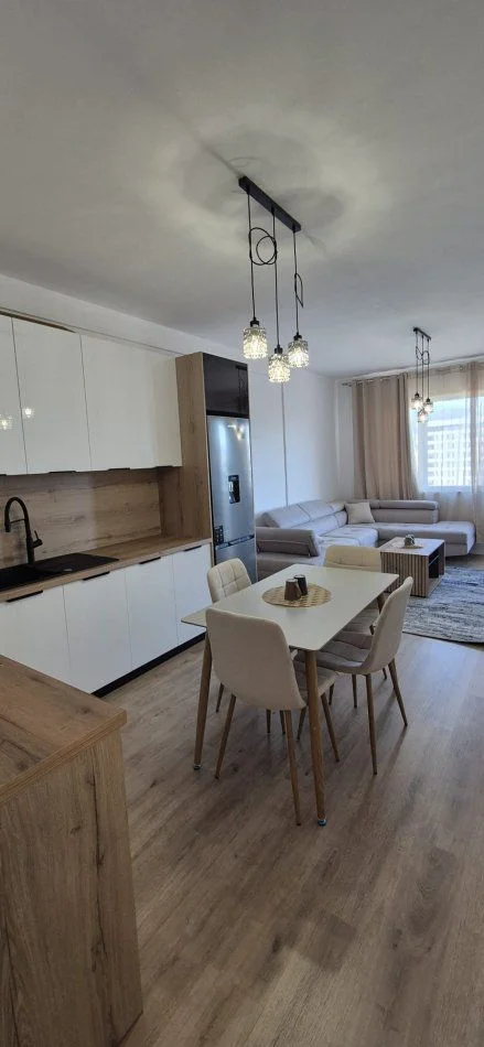 Tirane, jepet me qera apartament 2+1+Ballkon Kati 6, 96 m² 600 € (UNIVERS CITY)