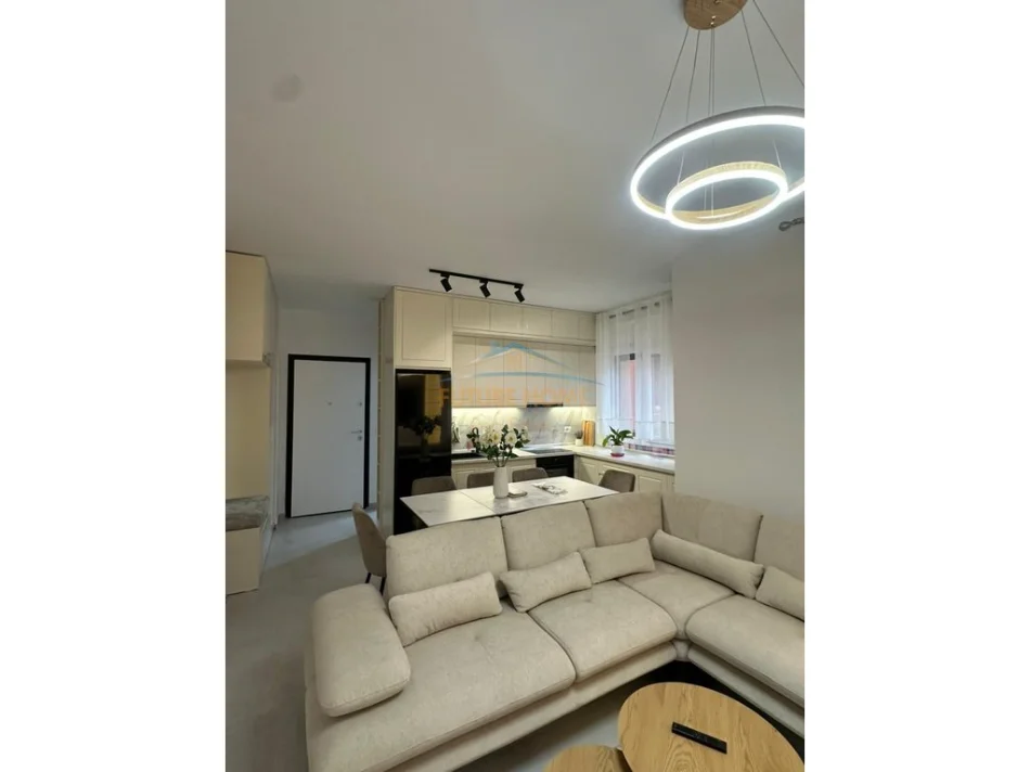Tirane, jepet me qera apartament 2+1+Ballkon Kati 6, 99 m² 1.000 € (Shkolla e Kuqe)