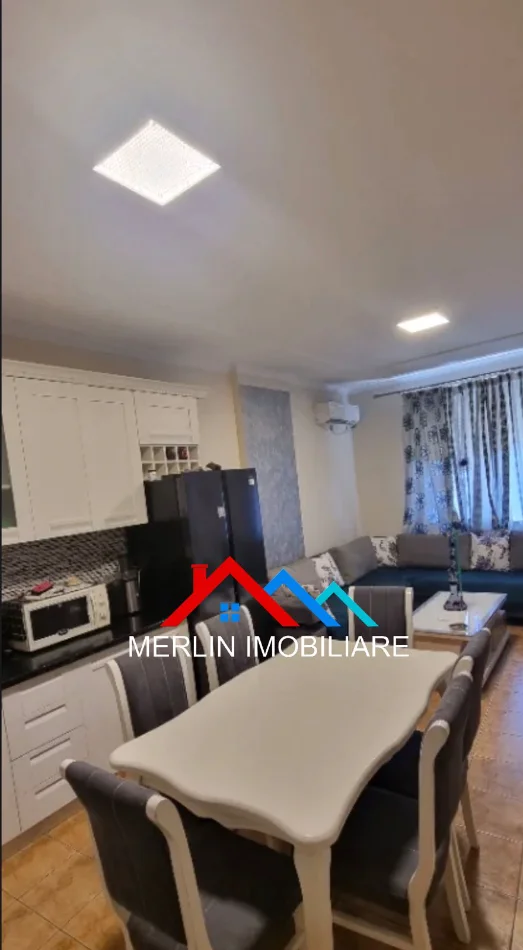 Tirane, jepet me qera apartament 2+1+Ballkon Kati 7, 100 m² 525 € (RRUGA SOKRAT MIHO,ASTIR)