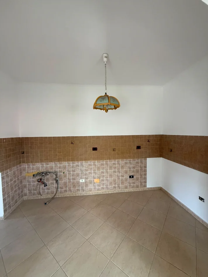 Tirane, jepet me qera apartament 2+1+Ballkon Kati 7, 100 m² 550 € (Kristal Center)