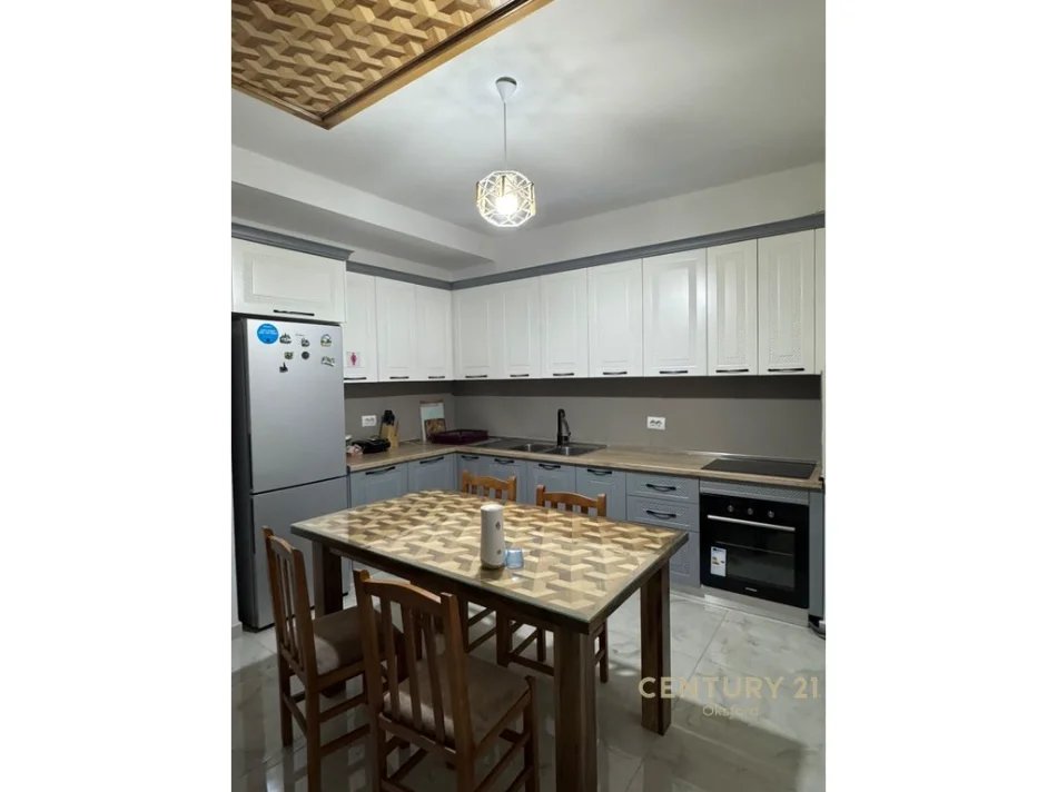 Tirane, jepet me qera apartament 2+1+Ballkon Kati 7, 102 m² 650 € (XHANFIZE KEKO)