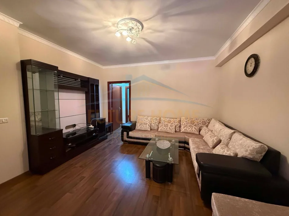 Tirane, jepet me qera apartament 2+1+Ballkon Kati 7, 107 m² 550 € (Unaza e Re)
