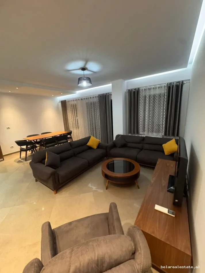 Tirane, jepet me qera apartament 2+1+Ballkon Kati 7, 115 m² 999 € (Ring Centre)