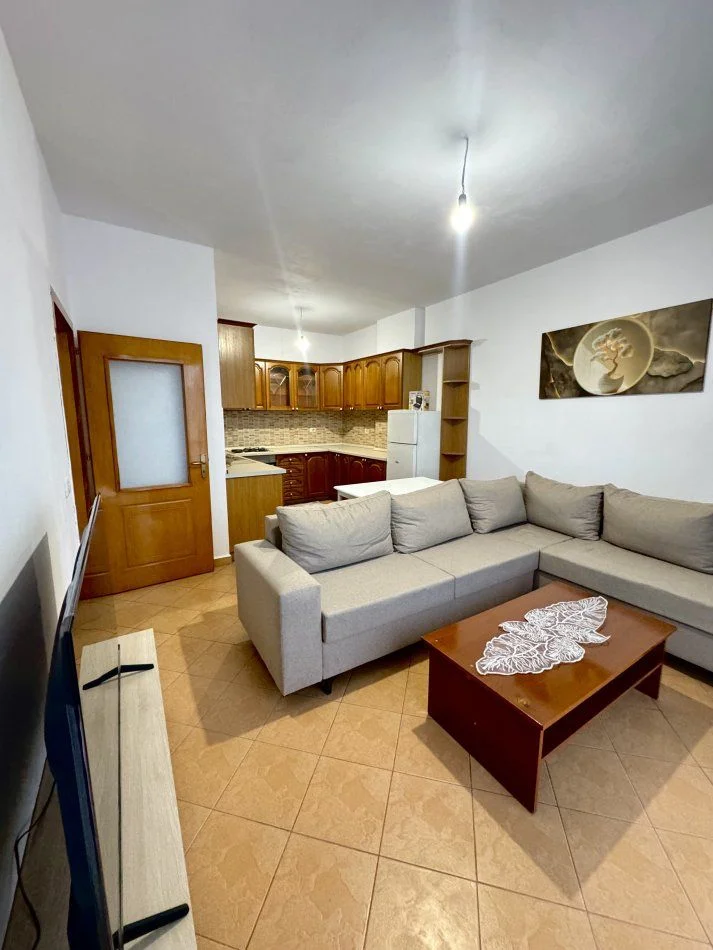 Tirane, jepet me qera apartament 2+1+Ballkon Kati 7, 85 m² 550 € (LAPRAKE)