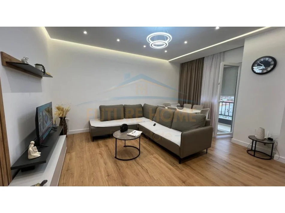 Tirane, jepet me qera apartament 2+1+Ballkon Kati 7, 90 m² 700 € (5 maj)