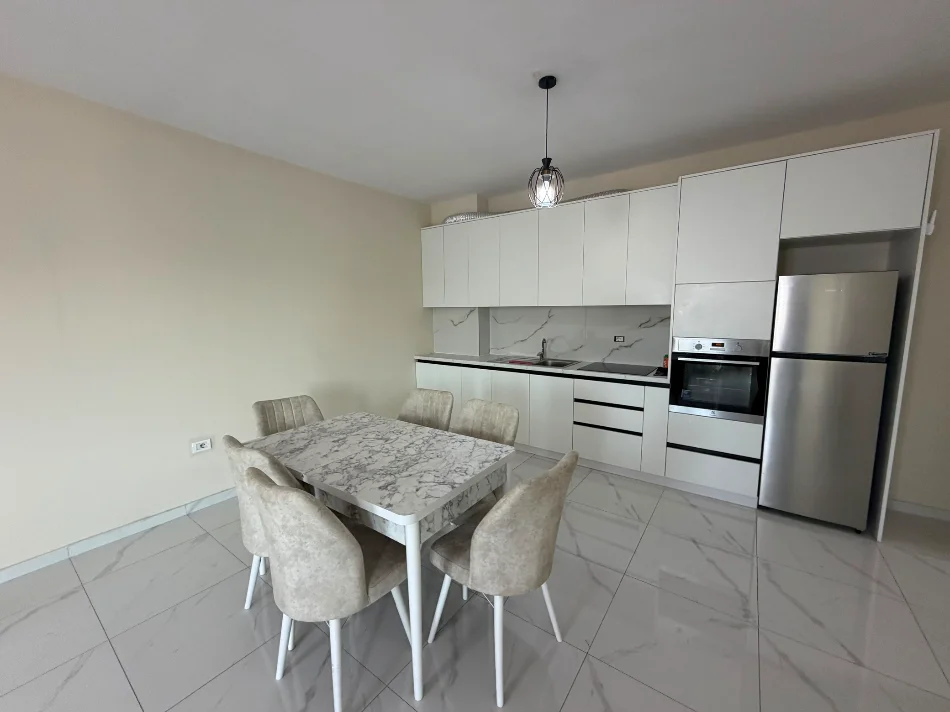 Tirane, jepet me qera apartament 2+1+Ballkon Kati 7, 95 m² 450 € (Apartament 2+1 Per Qera Kamez Plotesisht I Mobiluar)