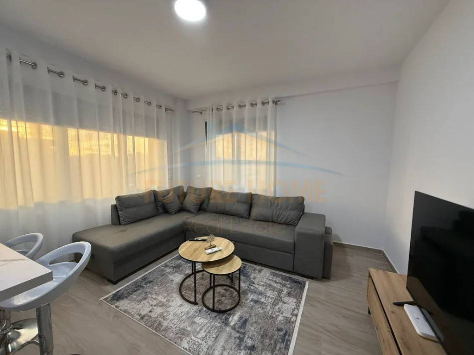 Tirane, jepet me qera apartament 2+1+Ballkon Kati 7, 95 m² 900 € (Rruga e Barrikadave)