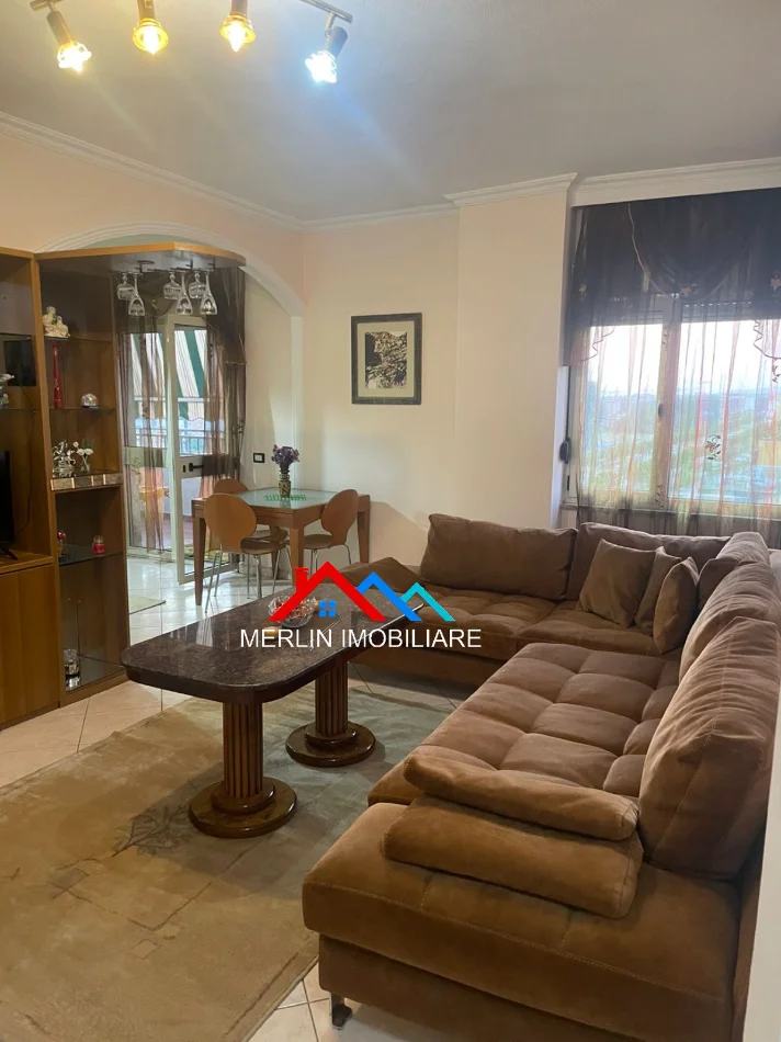 Tirane, jepet me qera apartament 2+1+Ballkon Kati 7, 96 m² 75,000 LEKE (Stacioni i Trenit)
