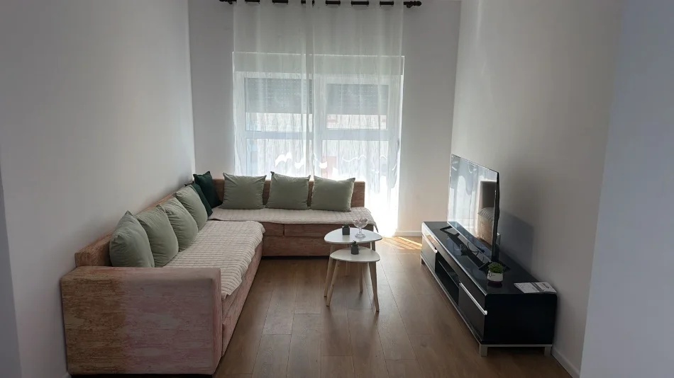 Tirane, jepet me qera apartament 2+1+Ballkon Kati 7, 98 m² 450€ (Ali Demi/Rezidenca Kadiu)