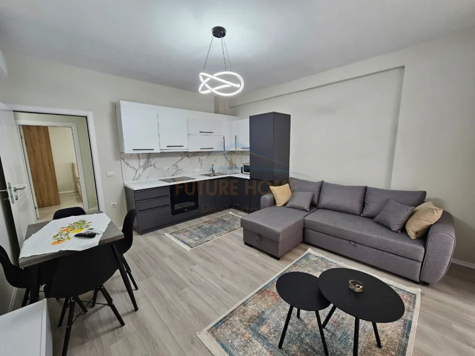 Tirane, jepet me qera apartament 2+1+Ballkon Kati 7, 99 m² (Rruga e Durresit)