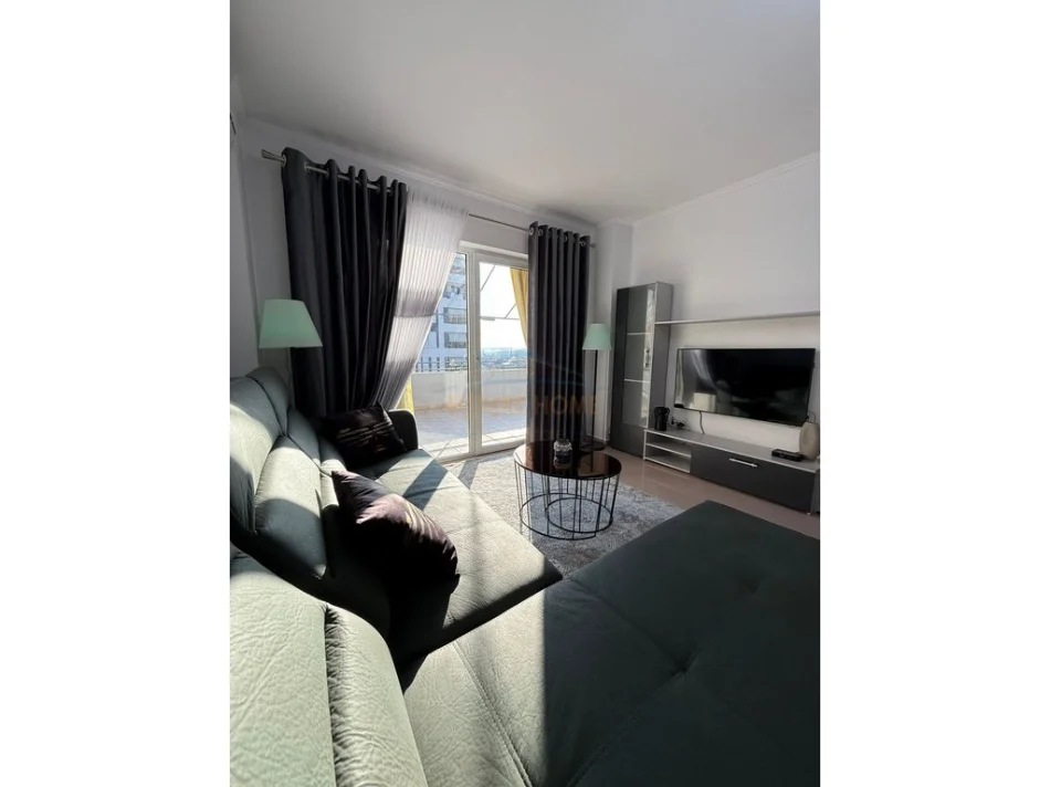 Tirane, jepet me qera apartament 2+1+Ballkon Kati 8, 115 m² 700 € (5 maj)