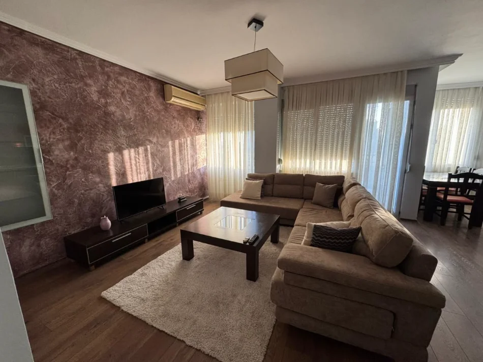 Tirane, jepet me qera apartament 2+1+Ballkon Kati 8, 120 m² 750 € (RRUGA E DIBRES)