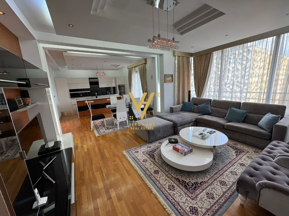 Tirane, jepet me qera apartament 2+1+Ballkon Kati 8, 122 m² 2.000 € (BLLOK)
