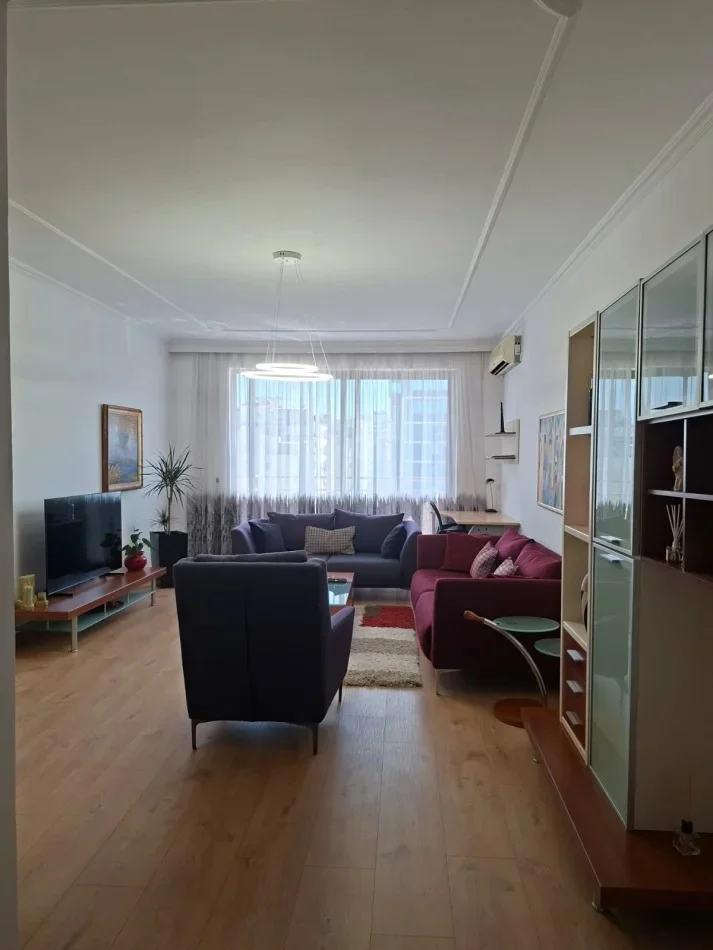 Tirane, jepet me qera apartament 2+1+Ballkon Kati 8, 145 m² 1.000 € (Blloku)